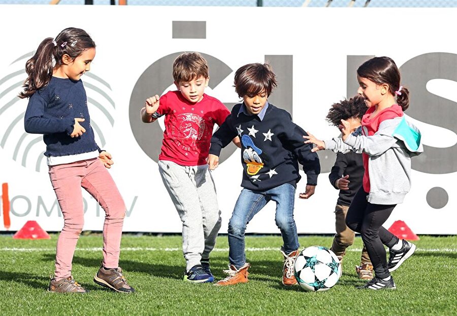 Siyah-beyazlı futbolcuların çocukları güzel havanın tadını çıkarttı.