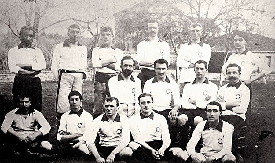Düz beyaz forma giyen Cadi-Keuy kulübü Kadıköy'de kuruldu.