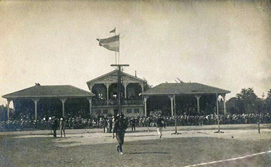 O yıllarda Kadıköy'de yaşayan gençler futbolla yakından ilgileniyordu. 