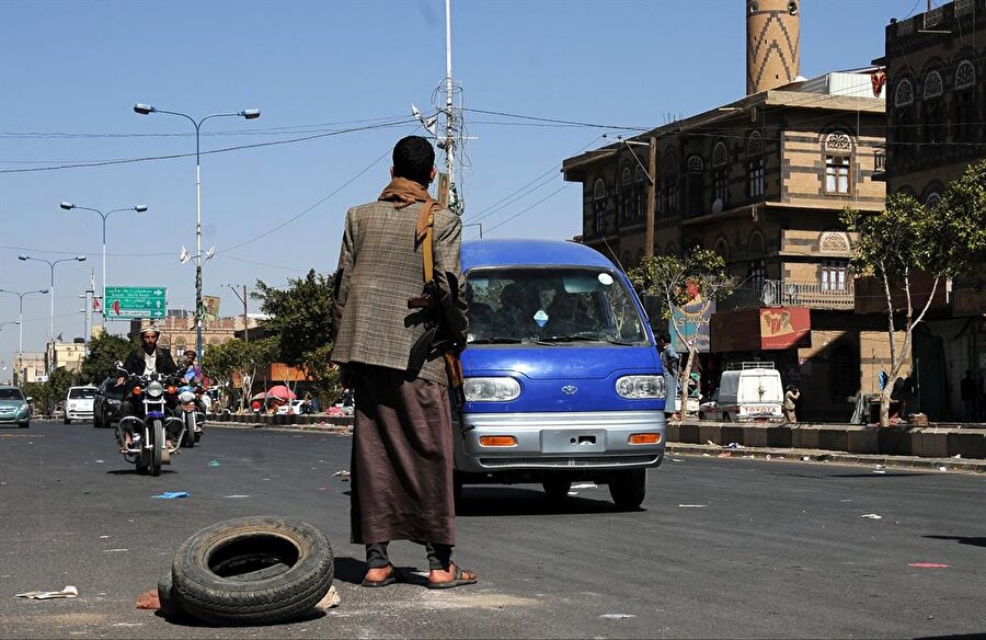 Yemen'de devrik lider Ali Abdullah Salih'e bağlı güçler ile müttefikleri Husiler arasında yaşanan çatışmalar devam ediyordu.