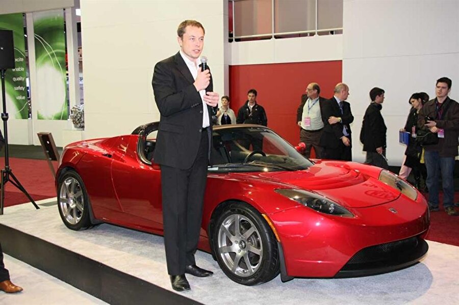 Elon Musk ve eski aracı Roadster. 