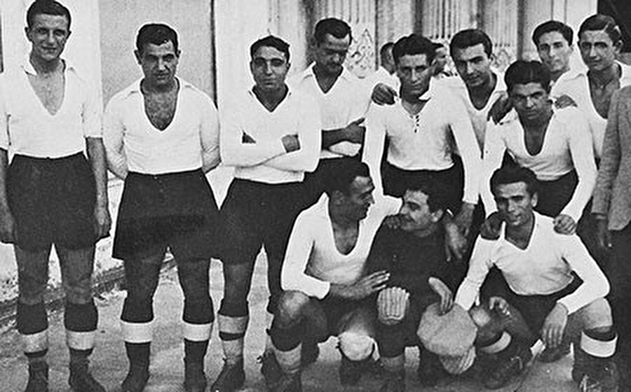 Beşiktaş takımı 1940. Ayaktakiler soldan; Şeref Görkey, Hakkı Yeten, Çengel Hüseyin, Sabri Gençsoy, Halil Köksalan, Memduh Ün, Rifat, Şükrü Gülesin, Oturanlar; Enver Demir, kaleci Mehmet Ali, Yavuz Üreten.