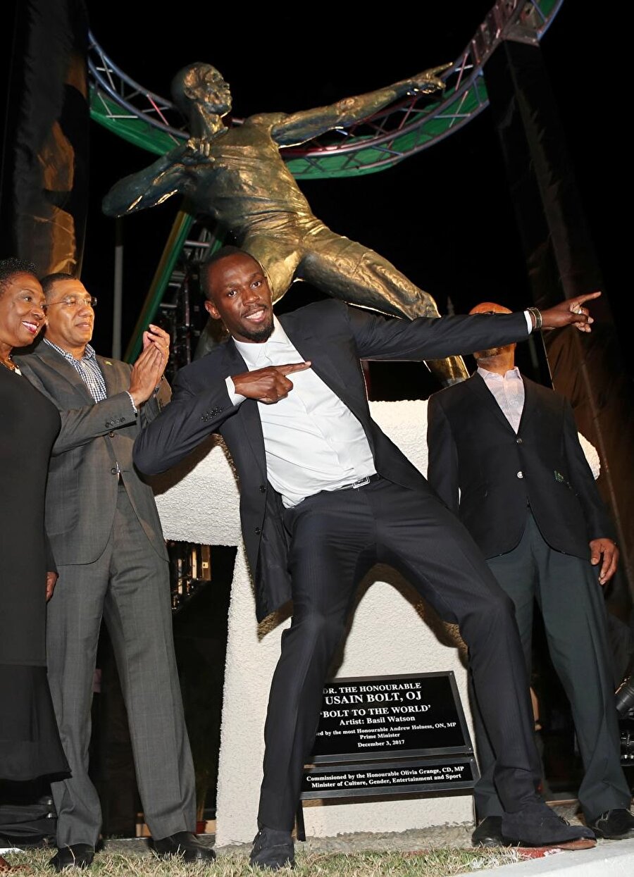 Bolt, heykelle birlikte ülkesinin kendini onure ettiğini söyledi. 