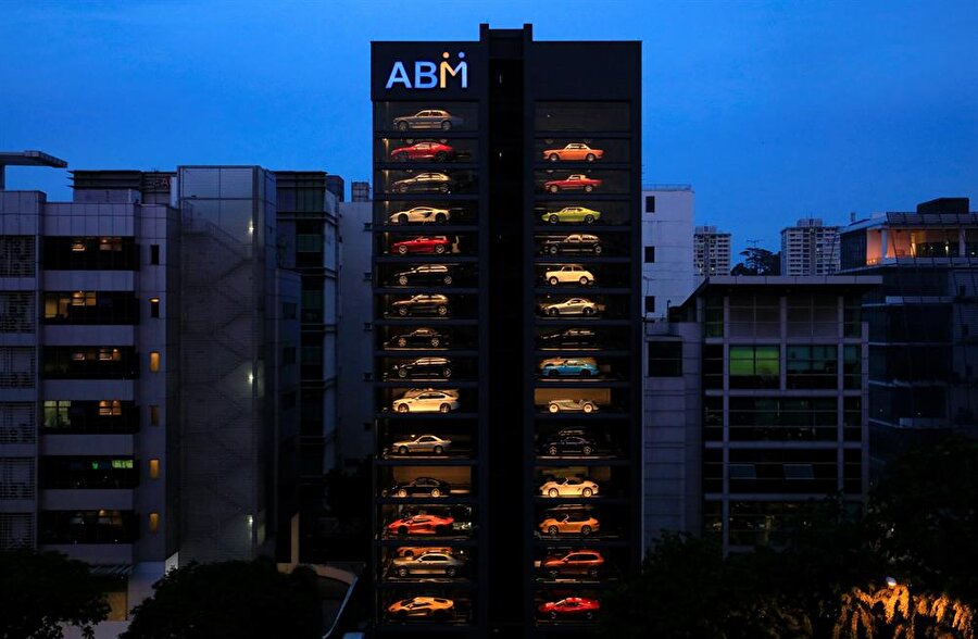 Autobahn Motors'a ait Singapur'da bir otomobil satış kulesi.