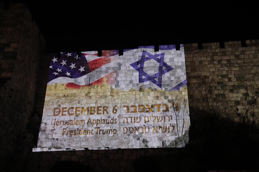  ABD ve İsrail bayrakları Kudüs'ün tarihi surlarına yansıtıldı.