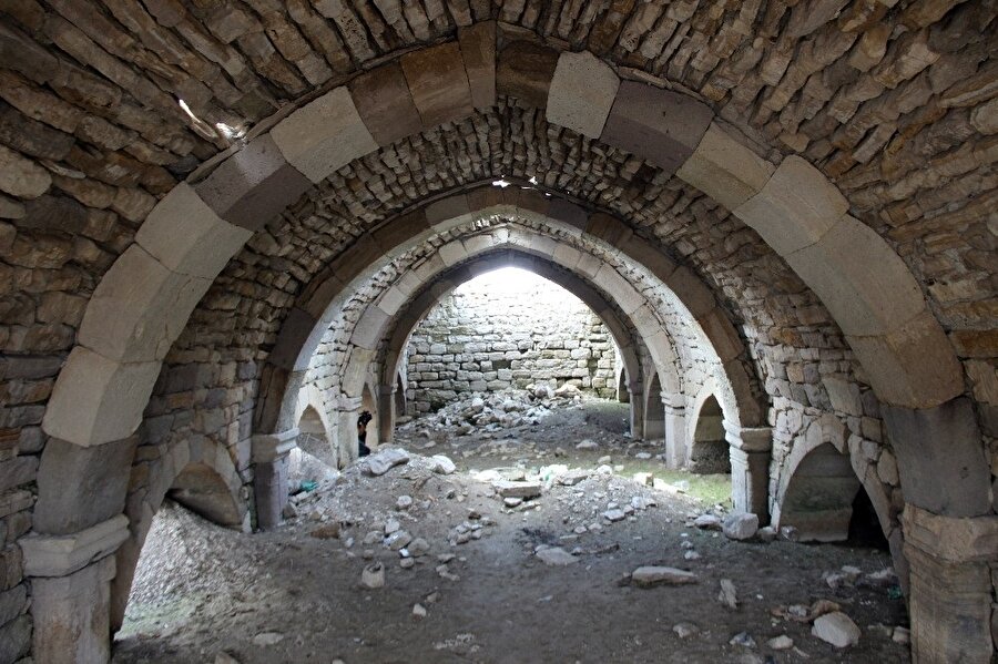 Konya'da baraj çekilince ortaya çıkan Selçuklu Devleti dönemine ait Altınapa Hanı'nın içerisinden bir görüntü.