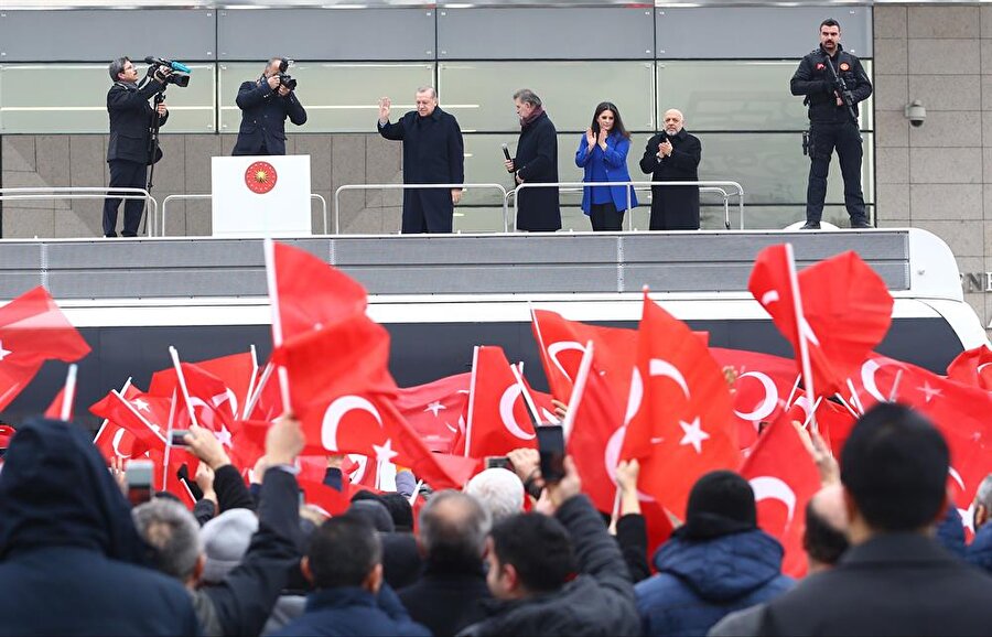 Cumhurbaşkanı Recep Tayyip Erdoğan, Esenboğa Havalimanı'ndan Yunanistan'a hareket etmeden önce, taşeron işçilere yönelik yapılması planlanan düzenlemeye ilişkin kendisine ''teşekkür'' etmek amacıyla uğurlamaya gelen HAK-İŞ üyelerine hitaben konuşma yaptı.