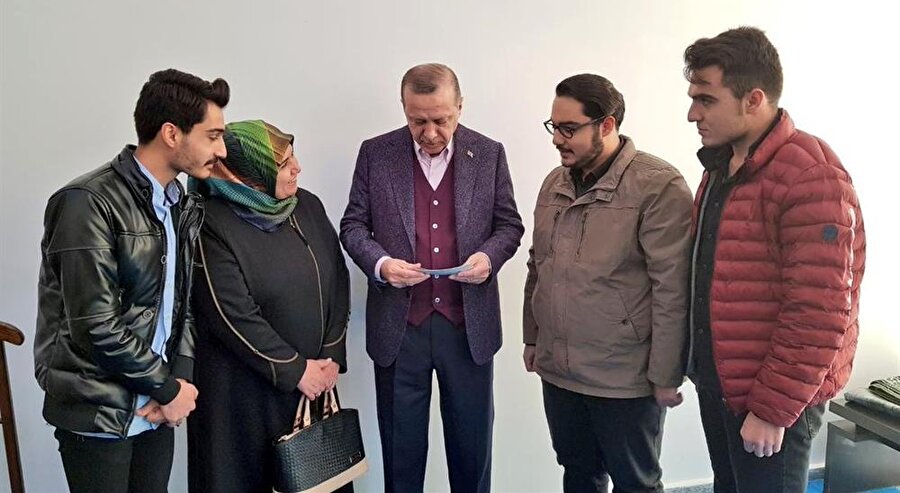  Cumhurbaşkanı Erdoğan ile Recep, Tayyip, Erdoğan isimdeki üçüzler ve anneleri Berrin Çakmak sohbet etti.