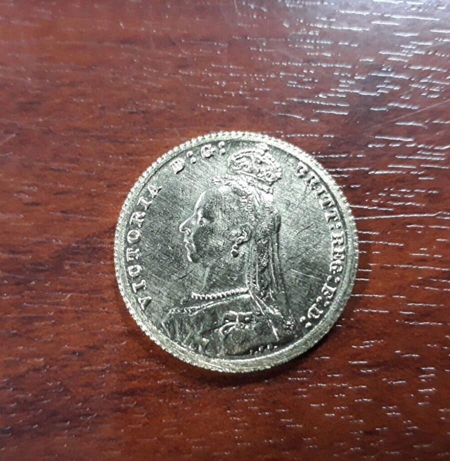 İngiltere Kraliçesi Alexandrina Victoria resminin basılı olduğu para