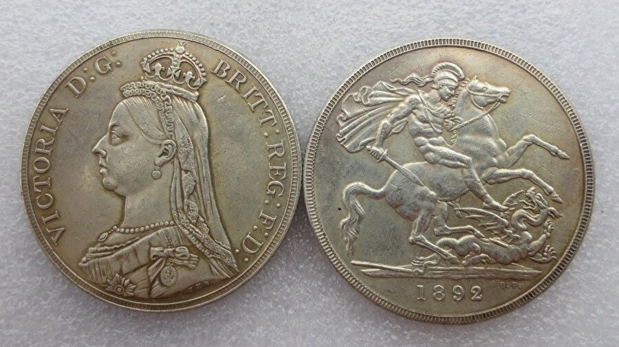 İngiltere Kraliçesi Alexandrina Victoria resminin basılı olduğu paranın ön ve arka yüzü