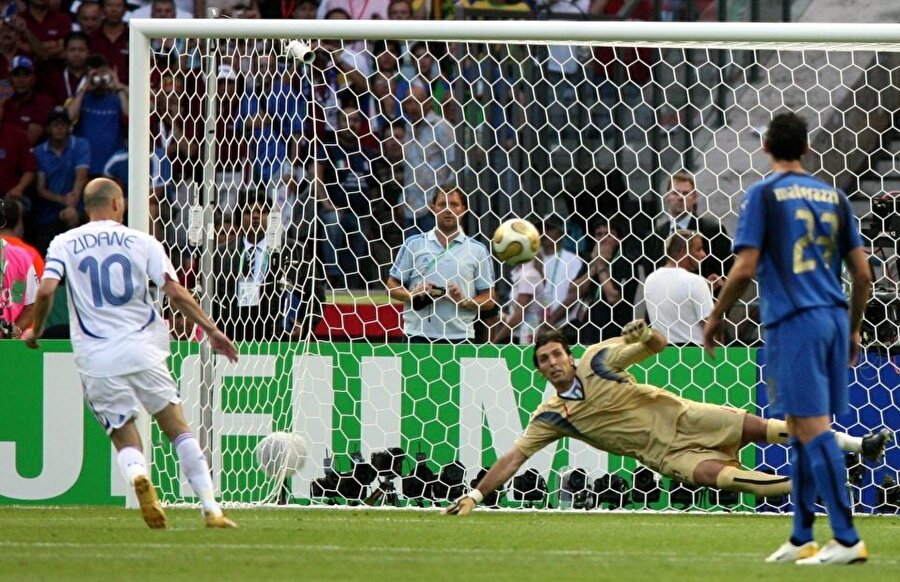 Zidane final maçının 6. dakikasında takımını 1-0 öne geçirmişti.