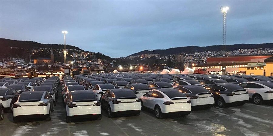 Norveç'teki Drammen limanında gümrükten çekilmeyi bekleyen 700'den fazla Tesla elektrikli otomobili.