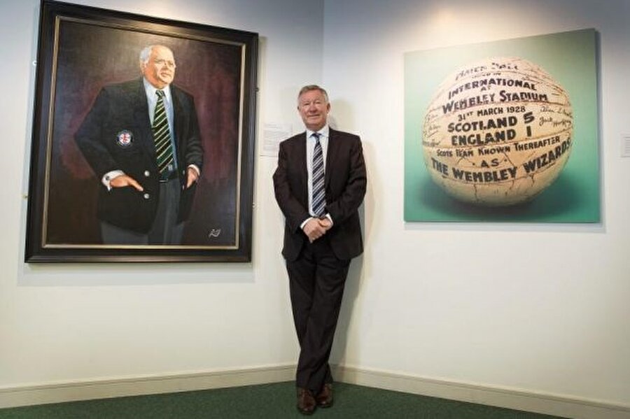 Alex Ferguson Hampden Park’ta açılan İskoçya futbolu sergisinde Douglas Smith’in portresi önünde.
