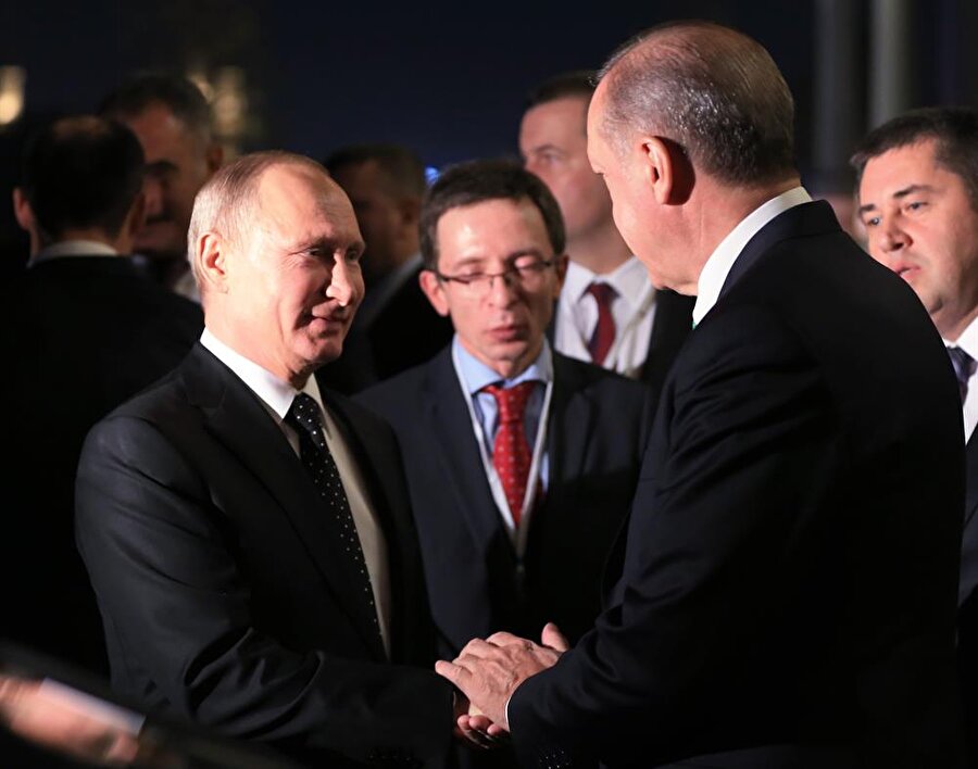 Rusya Devlet Başkanı Vladimir Putin, Cumhurbaşkanı Recep Tayyip Erdoğan'ın davetlisi olarak Ankara'ya geldi. Rus lideri taşıyan uçak, Esenboğa Havalimanı'na indi. Putin'i karşılama heyetinde, Rusya'nın Ankara Büyükelçisi Aleksey Yerhov da yer aldı.