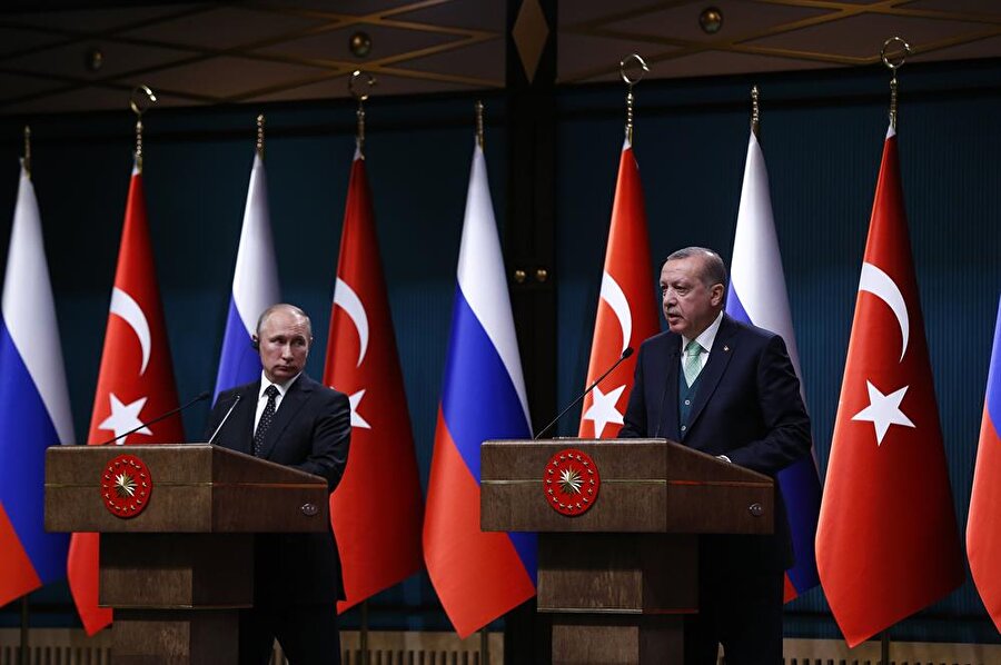 Cumhurbaşkanı Recep Tayyip Erdoğan ve Rusya Devlet Başkanı Vladimir Putin, Cumhurbaşkanlığı Külliyesi'nde başbaşa ve heyetlerarası görüşmenin ardından ortak basın toplantısı düzenledi.