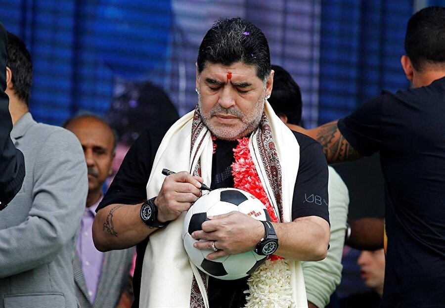 Maradona açılış töreninde bol bol imza dağıttı. (Fotoğraf: Reuters) 