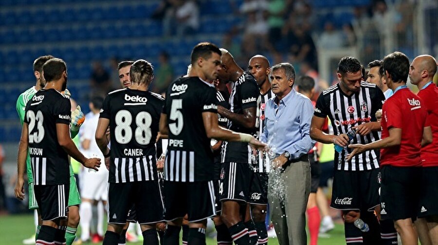 Sıcak havalarda oynanan maçlarda hakemler karşılaşmaları durdurup su molası veriyor.