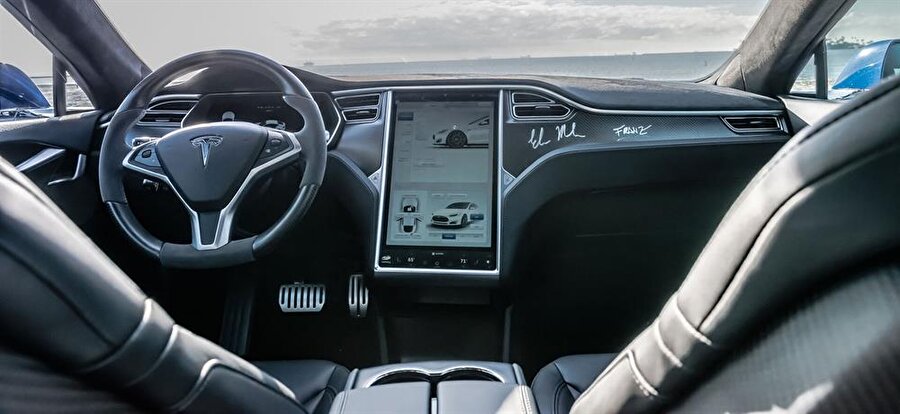 Tesla'nın otomatik pilotu, yayınlanan her güncellemeyle çok daha yetenekli bir hale geliyor. 