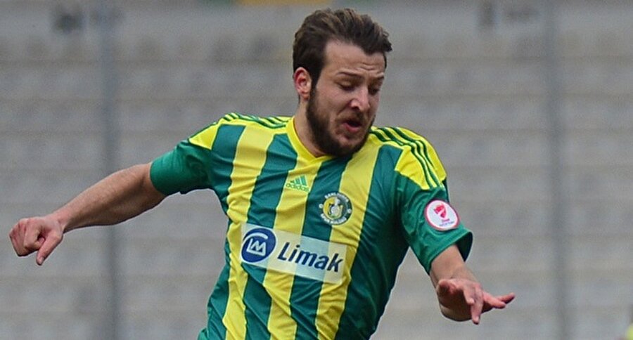 Batuhan Karadeniz, Şanlıurfaspor'dan sonra kariyerine Sakaryaspor'da devam ediyor.