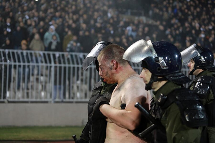 Olaya karışan taraftarlar güvenlik güçleri tarafından stattan çıkarıldı. (Fotoğraf: Reuters)
