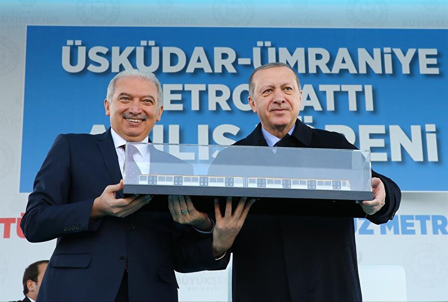 Cumhurbaşkanı Recep Tayyip Erdoğan, Üsküdar Meydanı'nda Üsküdar-Ümraniye Metro Hattı Açılış Törenine katıldı. Törene İstanbul Büyükşehir Belediye Başkanı Mevlüt Uysal (solda) da katıldı.(AA)
