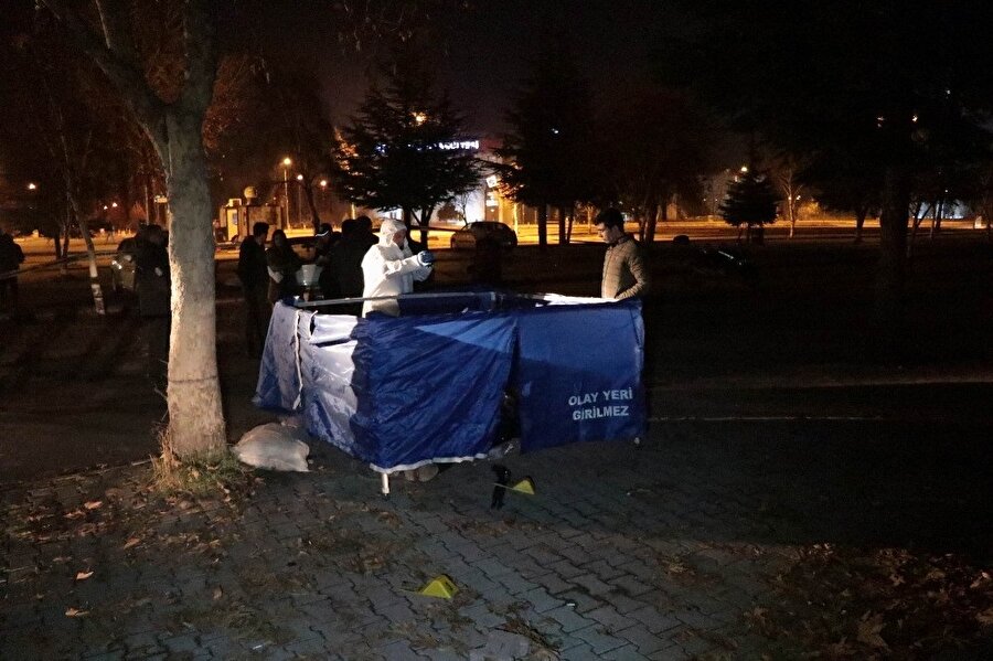 Olay yeri inceleme ekipleri çalışmalarını sürdürdü.