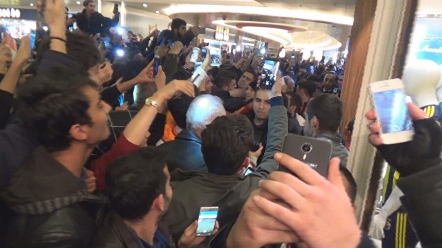 İmza günü yarıda kaldı.