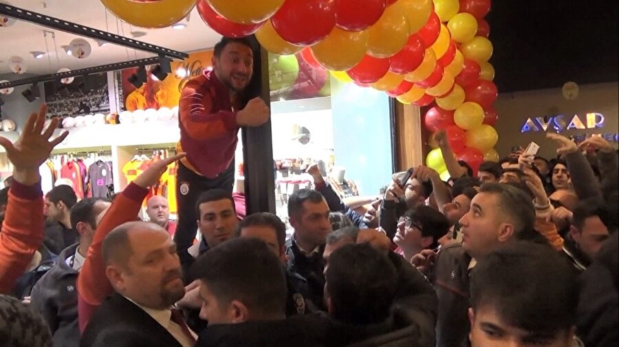 Garry Rodrigues, polis tarafından güçlükle AVM'den çıkarıldı.