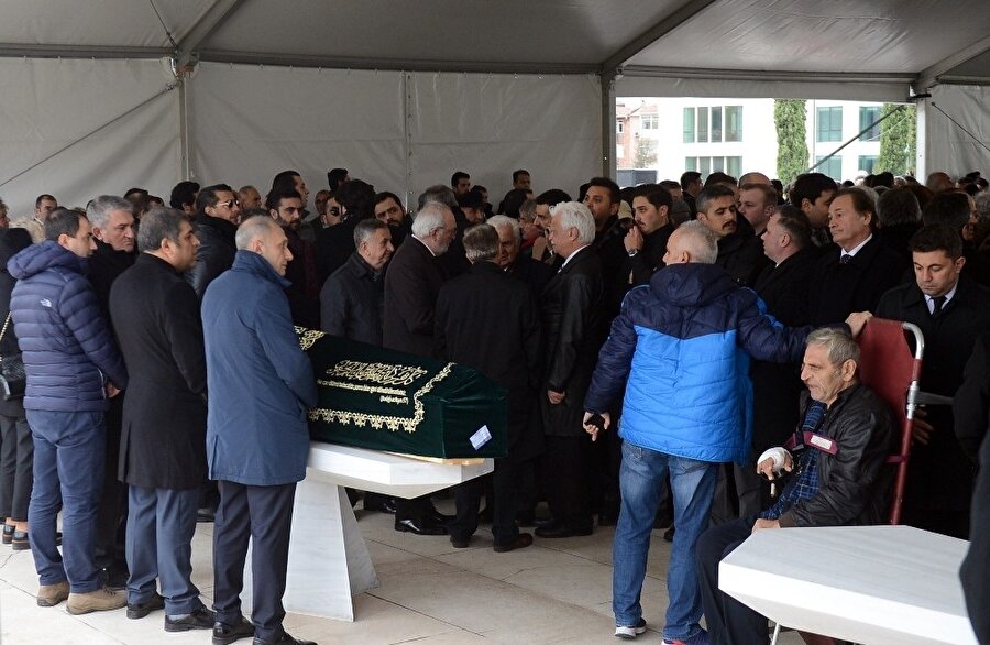 Eski Başbakan Mesut Yılmaz, sabah saatlerinde oğlu Yavuz Yılmaz’ın cenazesinin bulunduğu Gayrettepe’deki özel hastaneye geldi. Oğlunun naaşına omuz vererek cenaze aracına taşıyan Mesut Yılmaz’ın üzgün olduğu gözlendi. (İHA