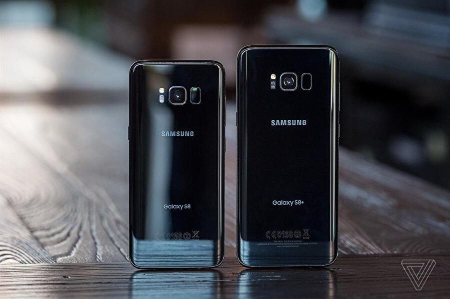 Galaxy S8 serisinde yer almasa da Galaxy S9 modellerinde çift arka kameranın sunulacağı tahminler arasında. Fotoğraf: The Verge.