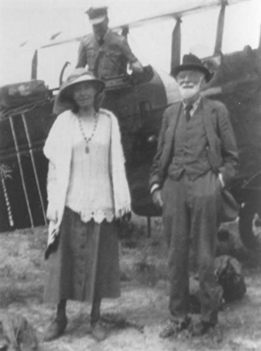 Gertrude Bell ve babası Sir Hugh Bell.