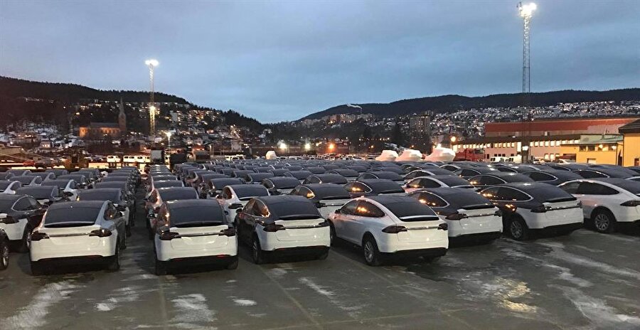 Norveç'te bir limanda gümrükten çekilmeyi bekleyen 700'den fazla Tesla otomobil.