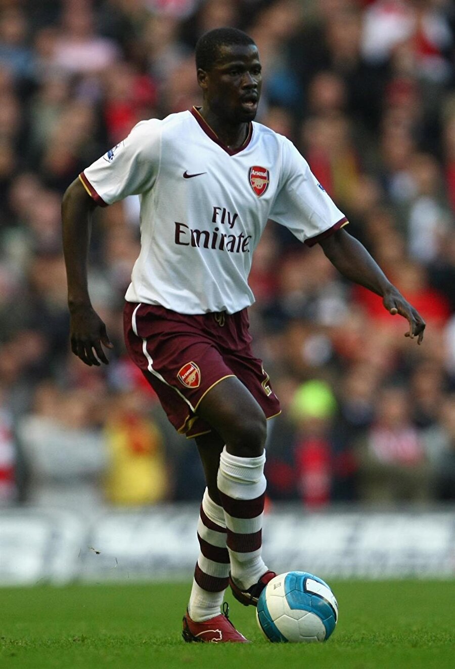 Emmanuel Eboue uzun yıllar Arsenal forması giydi.