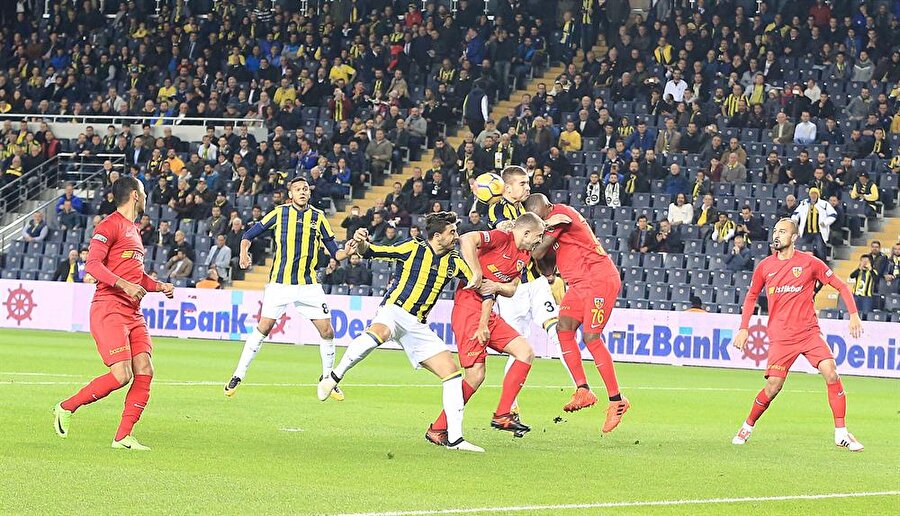 Ozan Tufan, Fenerbahçe'ye imza attığı günden bu yana takımın en çok eleştirilen isimleri arasında yer alıyor. (Fotoğraf: AA)