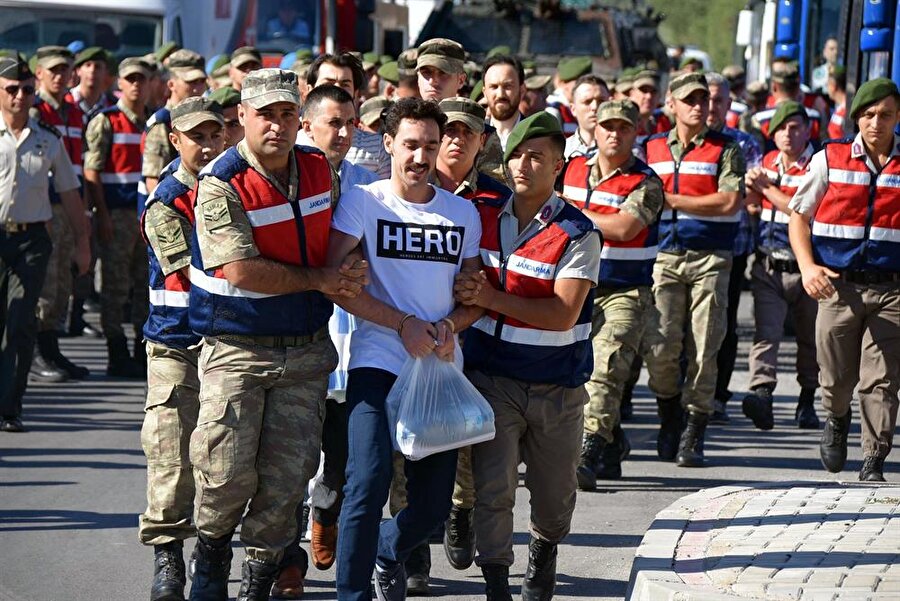 15 Temmuz gecesi Cumhurbaşkanı Erdoğan'a suikast düzenlemeyi planlayan darbecilerden biri, üçüncü kez hakim karşısına 'Hero' tişörtüyle çıkması sonrası 'teröristlere tulum giydirilme zorunluluğu getirilmesi' gündeme gelmişti.