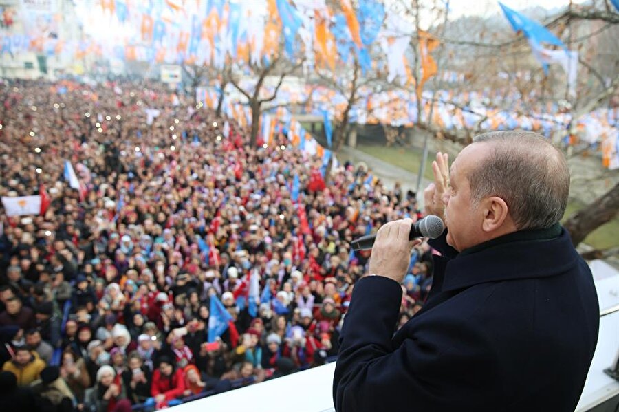 Cumhurbaşkanı Erdoğan, "Bu milletin huzurunu bölmeye kimsenin hakkı yok. Birliğimizi beraberliğimizi bozdurmayacağız. Türkiye Cumhuriyeti devletinden başka bir devlet tanımıyoruz. Öyleyse ne yapacağız bir olacağız, iri olacağız, diri olacağız, kardeş olacağız, hep birlikte Türkiye olacağız" ifadelerini kullandı.
