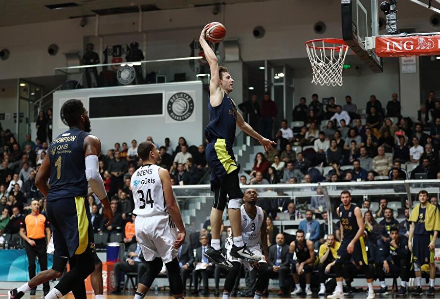 Fenerbahçe Doğuş ligin son derbisini kazandı.