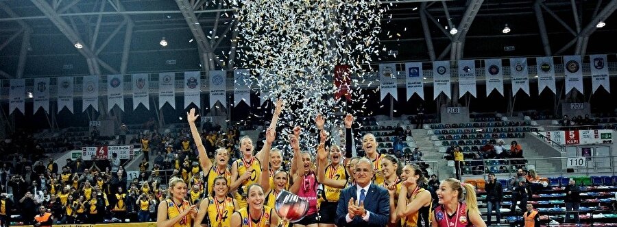 VakıfBank Kadın Voleybol Takımı iki kulvarda da ipi göğüsledi. 