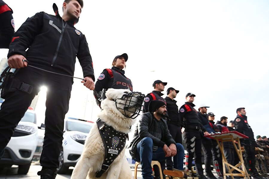 Güven Timleri Şube Müdürü Zafer Baybaba, Taksim Gezi Parkı'nda düzenlediği basın toplantısında, yılbaşı gecesi İstanbul genelinde 37 bin polisin görev yapacağını söyledi.