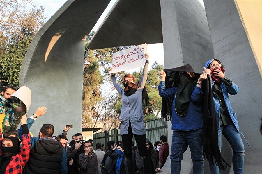 İran'da protestolar devam ediyor.