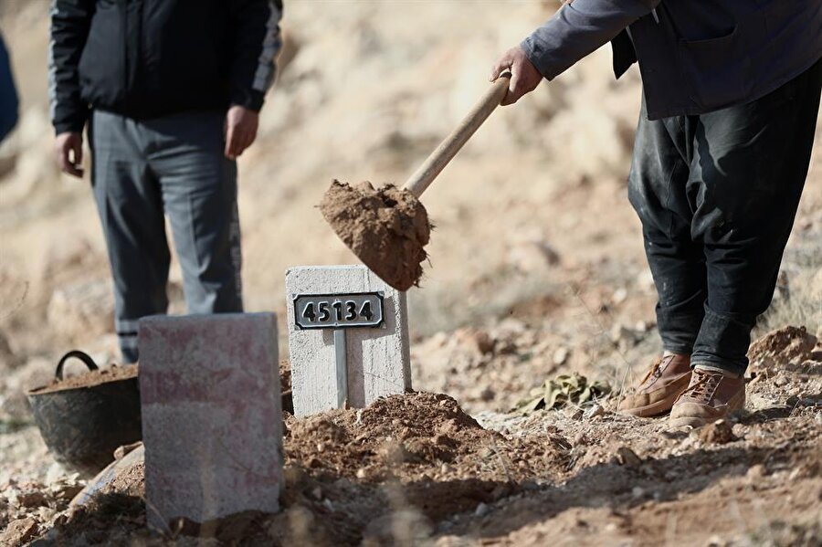 Talihsiz bebek mezarlık görevlileri tarafından gömüldü.