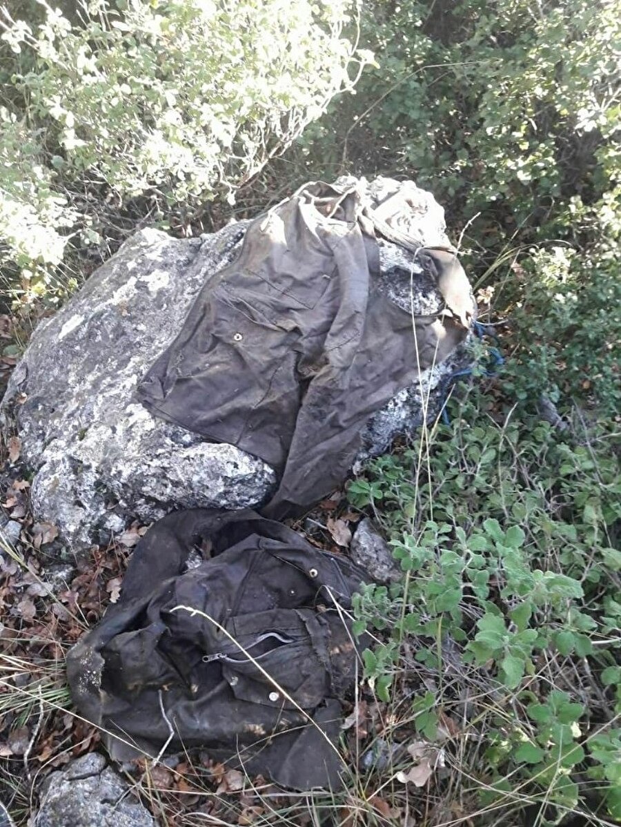 Kemiklerin olduğu bölgede elbiselerde bulundu.