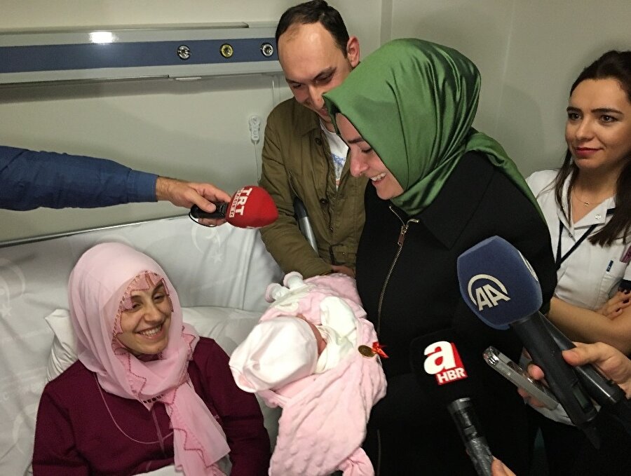 Aile ve Sosyal Politikalar Bakanı Fatma Betül Sayan Kaya, yılın ilk bebeğini hastanede ziyaret etti.