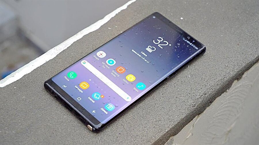 Samsung'un ilk çift arka kameralı akıllı telefonu olma özelliği taşıyan Galaxy Note8; 6.3 inç'lik Super AMOLED ekran, 8 çekirdekli işlemci, 6 GB RAM ve 3 farklı depolama kapasitesiyle sunuluyor. 