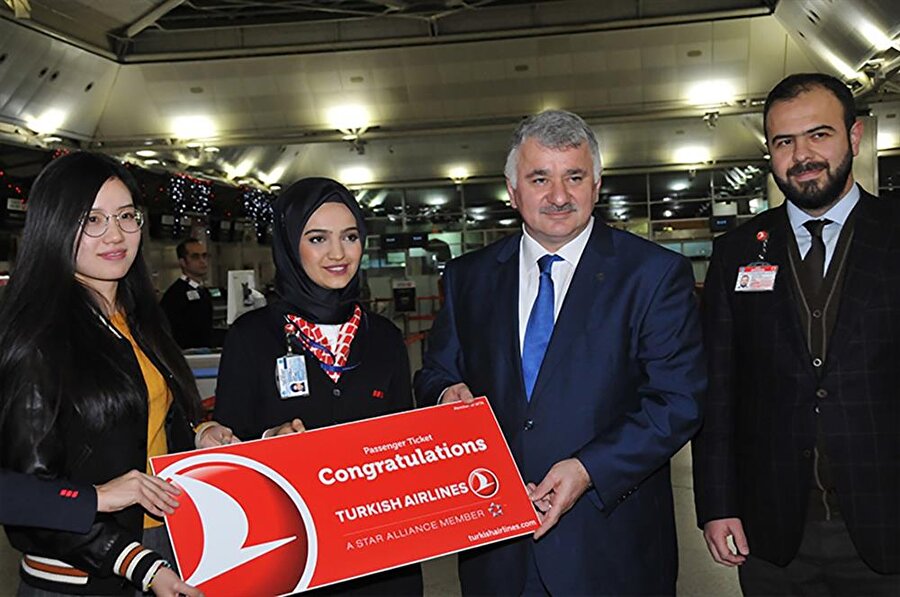 THY'den 2017'nin son, 2018'in ilk yolcusuna jest THY, 2017'nin son yolcusu ile 2018'in ilk yolcusuna yeni yıl hediyesi olarak gidiş-dönüş yurtdışı bileti hediye etti. Şanslı yolcular biletlerini Türk Hava Yolları Genel Müdürü Bilal Ekşi'nin elinde aldı.
