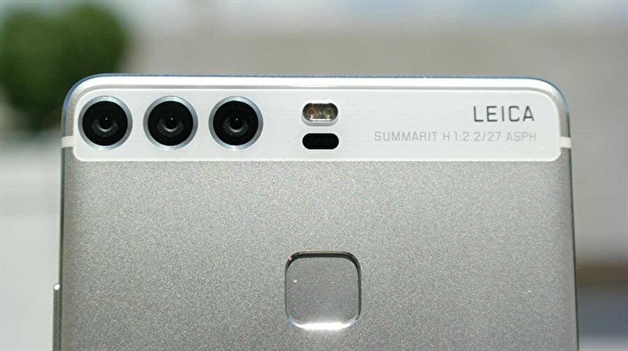 Huawei'nin üç arka kameralı akıllı telefonunun prototip görseli ise bu şekilde. 