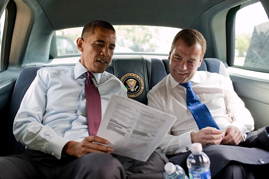 Eski ABD Başkanı Barack Obama ve Rusya Devlet Başkanı Dmitri Medvedev.