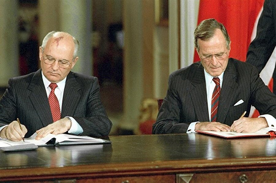 Sovyetler Birliği Devlet Başkanı Mihail Gorbaçov ve ABD Başkanı George H. W. Bush