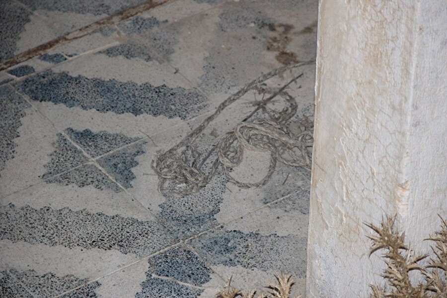 Genç adamı domuz bağı yöntemiyle bağlayıp ölüme terk ettiler.