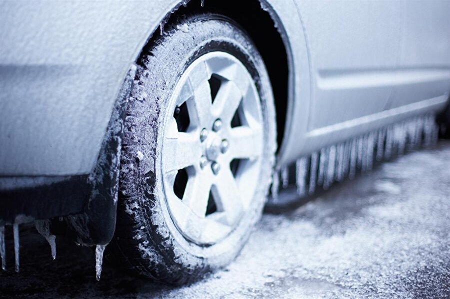 Kış ayları boyunca otomobil sahiplerinin soğukla mücadelesi bambaşka boyutlara sürüklenebiliyor. 